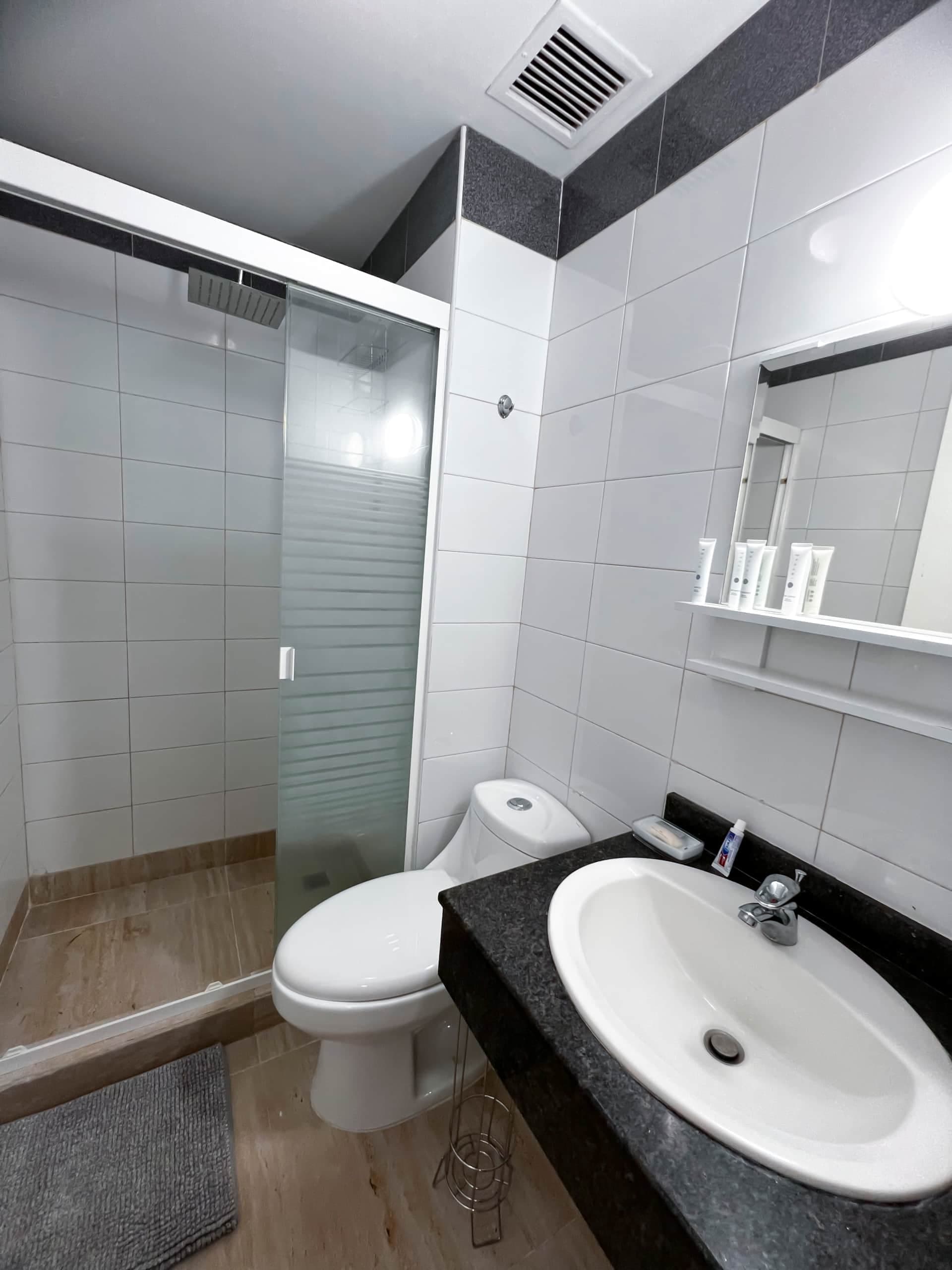 Baño de Suite El Hatillo: apartamento compacto para dos